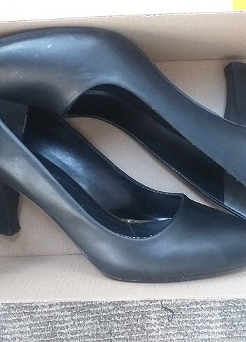 Siyah Topuklu Ayakkabı 