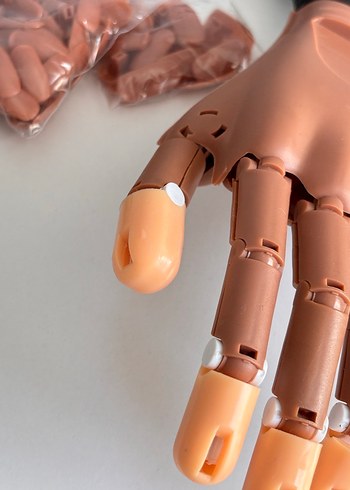 Ayarlanabilir Kelepçeli Protez Tırnak El Modeli - Görsel 2