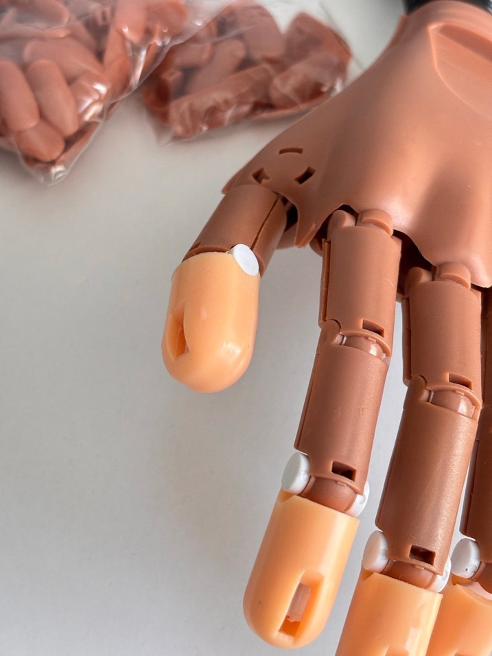 Ayarlanabilir Kelepçeli Protez Tırnak El Modeli - Görsel 2