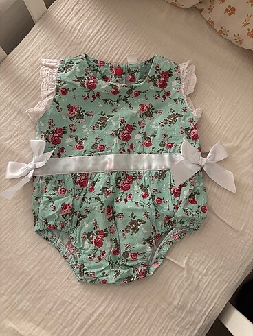 Bebek romber tulum çiçek desenli. Çok tatlı. 2 adet var. Farklı 