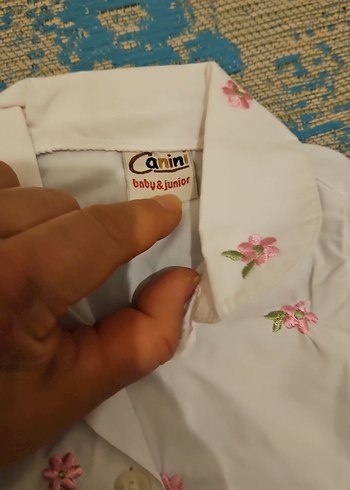 Nakışlı Beyaz Kolsuz Kız Gömleği - Görsel 2