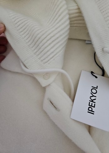 Düğmeli Beyaz Kapüşonlu Kadın Yün Ceket - Görsel 4