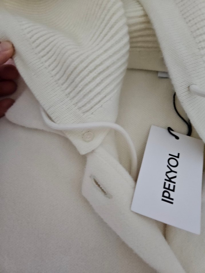 Düğmeli Beyaz Kapüşonlu Kadın Yün Ceket - Görsel 4