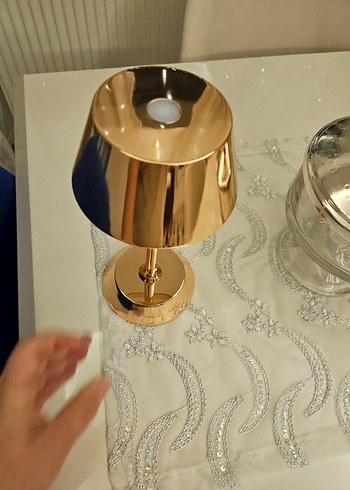 Parlak Altın Masa Lambası - Görsel 4