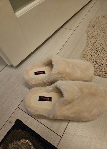 Beyaz Peluş Kadın Terlikler - Görsel 2