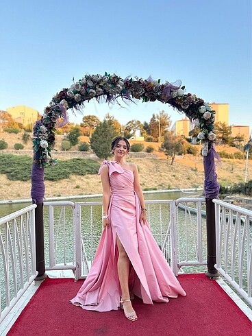 Mükerrem Pembe Abiye