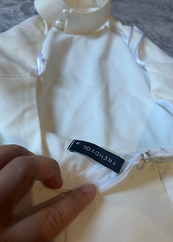 Yüksek Yakalı Kolsuz Mini beyaz elbise - Görsel 3