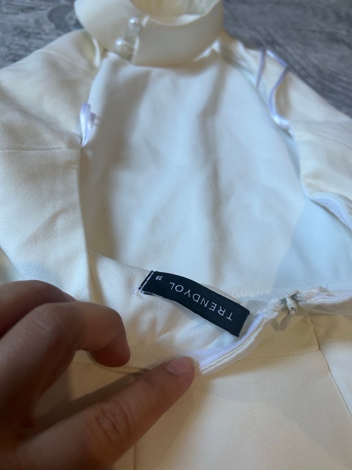 Yüksek Yakalı Kolsuz Mini beyaz elbise - Görsel 3