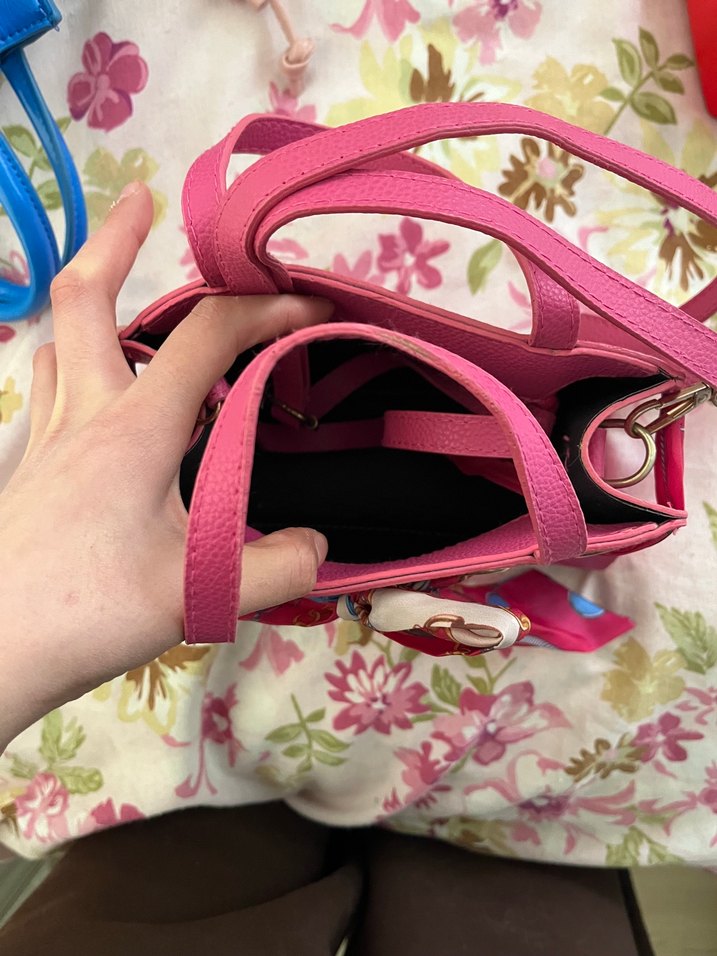 Pembe fularlı çanta — görsel 2/2