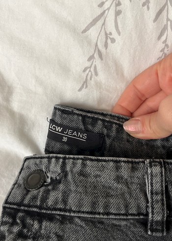 Gri kadın Pantolon 
Paçasında defosu var ben kıvırıp giydim - Görsel 2