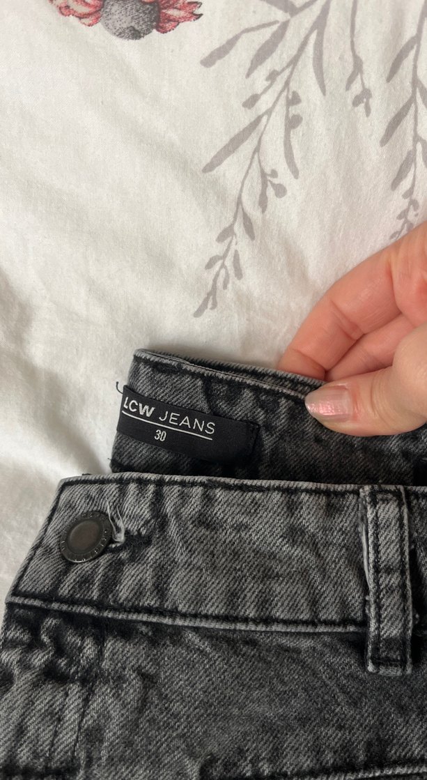 Gri kadın Pantolon 
Paçasında defosu var ben kıvırıp giydim - Görsel 2