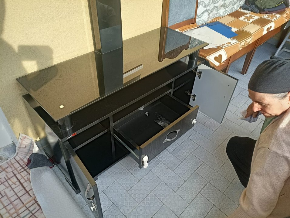 TV ünitesi sapasağlam. - Görsel 2