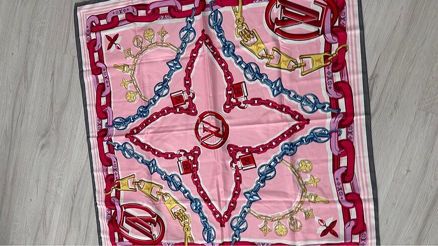  Beden Louis Vuitton İpek Eşarp