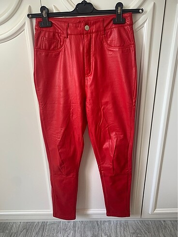 Kırmızı deri görünümlü tayt pantalon