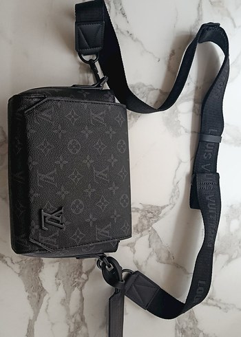 Louis Vuitton Siyah Monogram Capraz Canta
