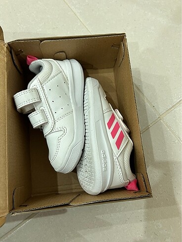 21 Beden Adidas tensaur spor ayakkabı kız çocuk