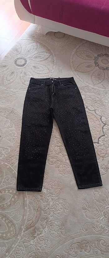 Siyah taşlı kot pantolon