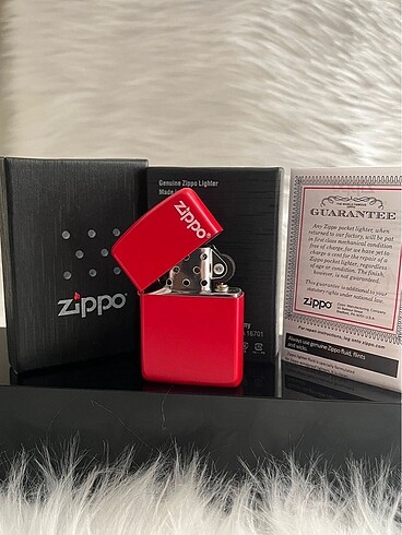 Sıfır Kutusunda Orjinal Kırmızı Zippo