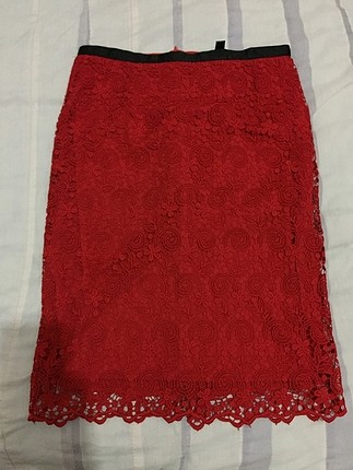 Kırmızı dantelli midi etek