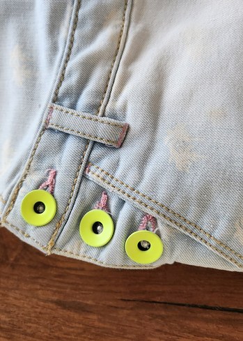 9 Yaş Beden Kızlar İçin Gri Batik Desenli Düğmeli Denim Salopet