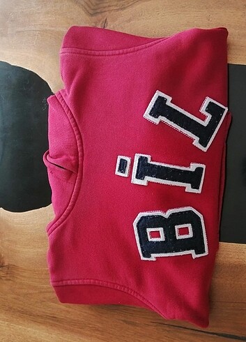 Kolej sweatshirt kuçuk lekesi mevcut