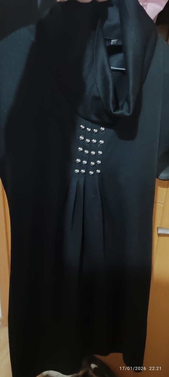 Düğmeli Siyah V Yakalı Uzun Kadın Elbise - Görsel 2