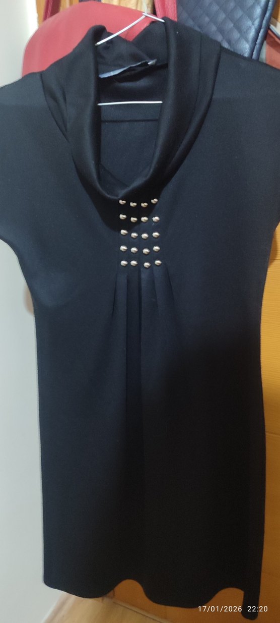 Düğmeli Siyah V Yakalı Uzun Kadın Elbise - Görsel 4