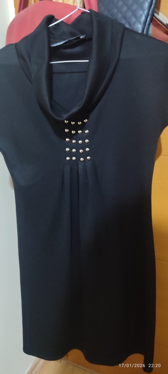 Düğmeli Siyah V Yakalı Uzun Kadın Elbise - Görsel 3