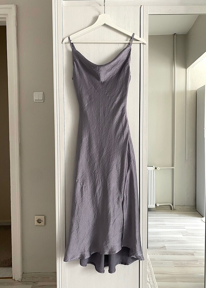 Trendyol milla gri saten gece elbisesi - Görsel 5