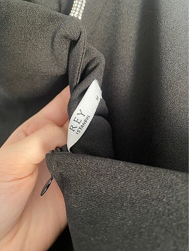 Siyah taş kristal askılı krep elbise - Görsel 6