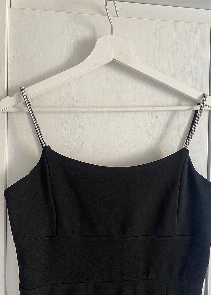 Siyah taş kristal askılı krep elbise - Görsel 4