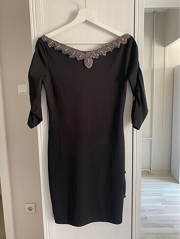 Tozlu yakası taşlı kısa elbise - Görsel 2