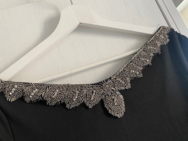 Tozlu yakası taşlı kısa elbise - Görsel 4