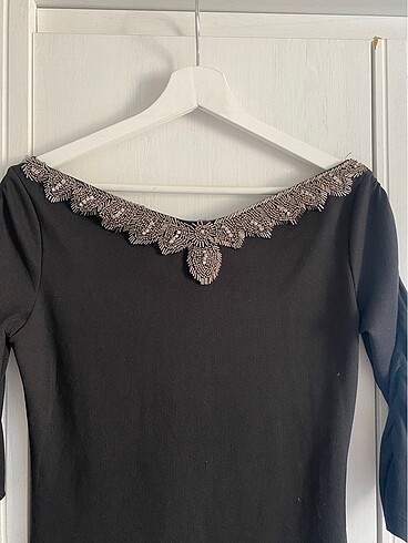 Tozlu yakası taşlı kısa elbise - Görsel 3