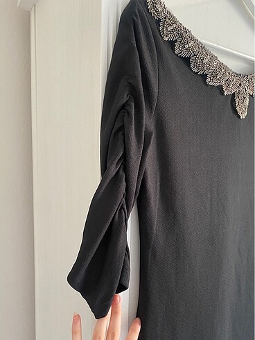 Tozlu yakası taşlı kısa elbise - Görsel 5