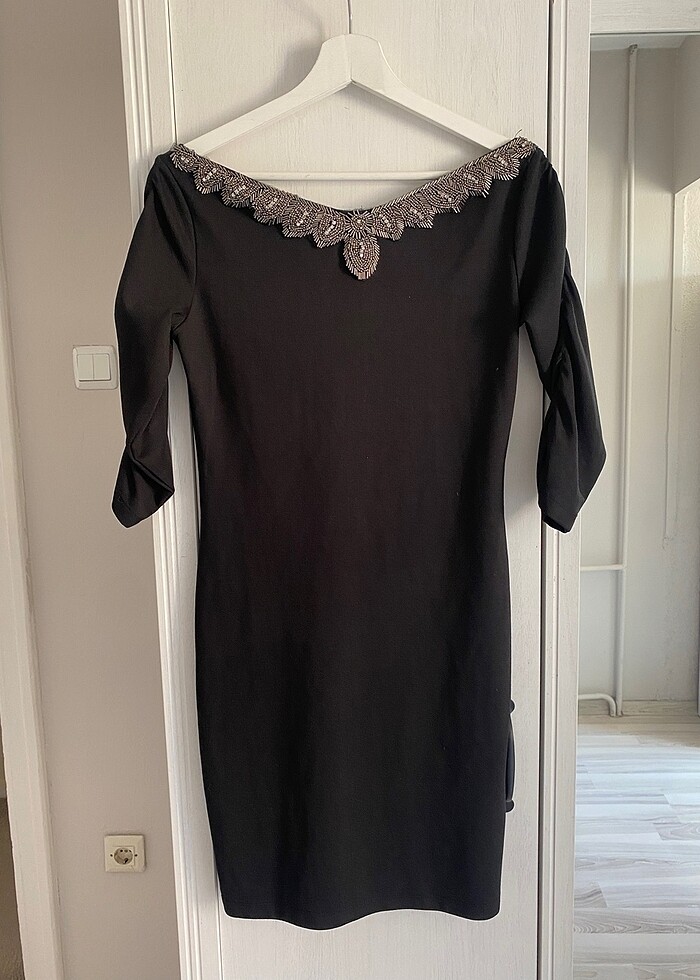 Tozlu yakası taşlı kısa elbise - Görsel 2