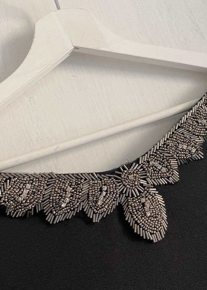 Tozlu yakası taşlı kısa elbise - Görsel 4