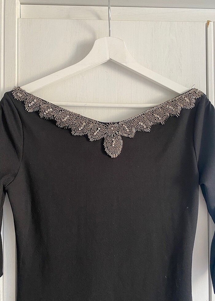 Tozlu yakası taşlı kısa elbise - Görsel 3