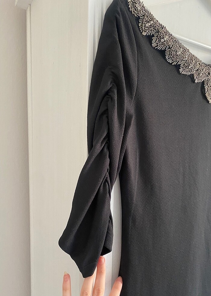 Tozlu yakası taşlı kısa elbise - Görsel 5