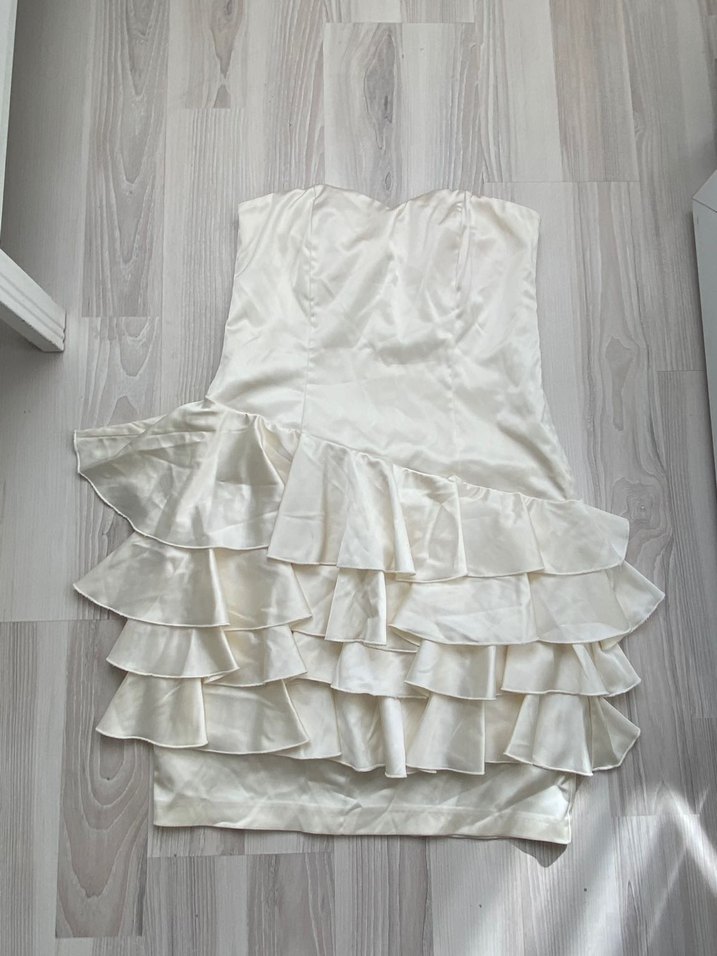 Ekru straplez volanlı fırfırlı abiye elbise - Görsel 3