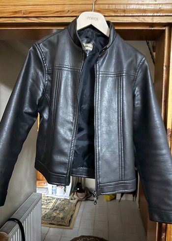 Siyah Deri Biker Ceket gerçek deridir. Çok sıcak tutuyor