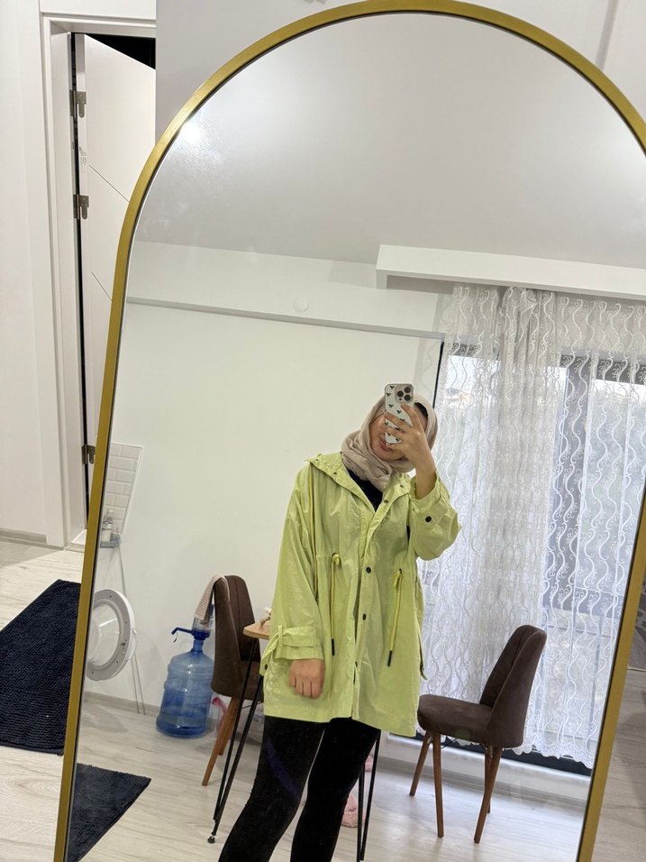 Şeffaf Kapüşonlu Sarı Kadın Yağmurluk - Görsel 2