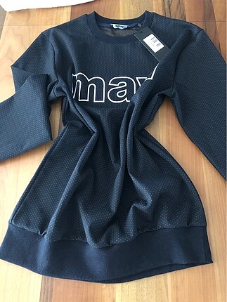 Mavi sweat sıfır etiketli bedenleri var