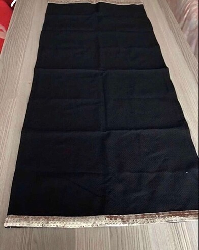 Siyah masa örtüsü