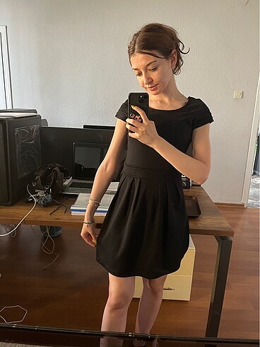 Siyah dizüstü elbise