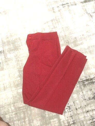 Kırmızı kumaş pantolon