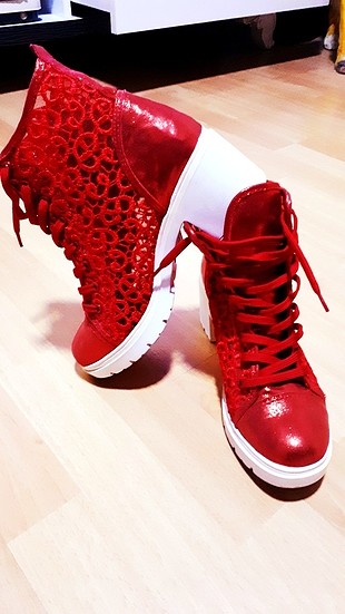 kırmızı spor ayakkabı 