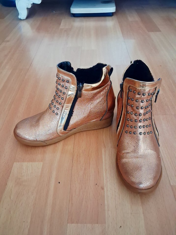 Altın Renk Parlak Deri Kadın Dolgu Topuklu Bot - Görsel 4