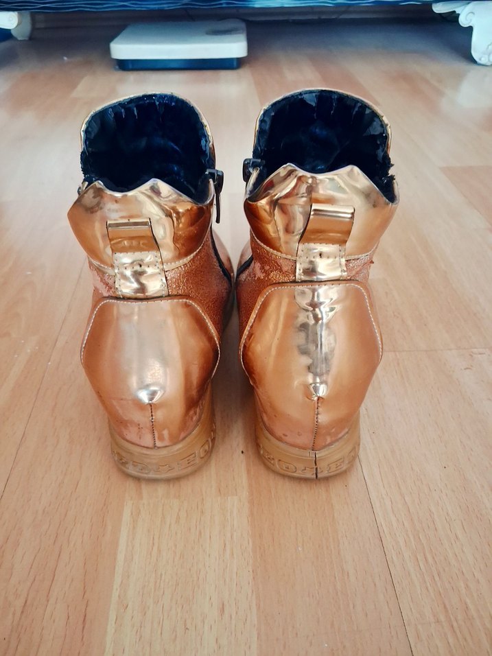 Altın Renk Parlak Deri Kadın Dolgu Topuklu Bot - Görsel 2