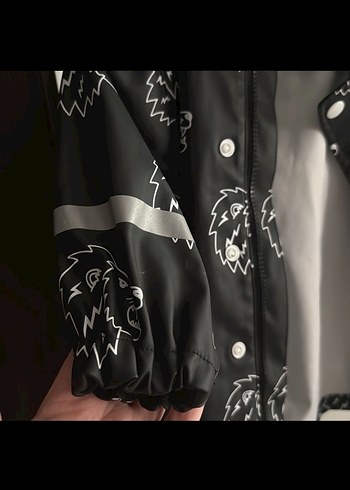 Siyah Baskılı Erkek Çocuk Yağmurluk yurtdısı - Görsel 6
